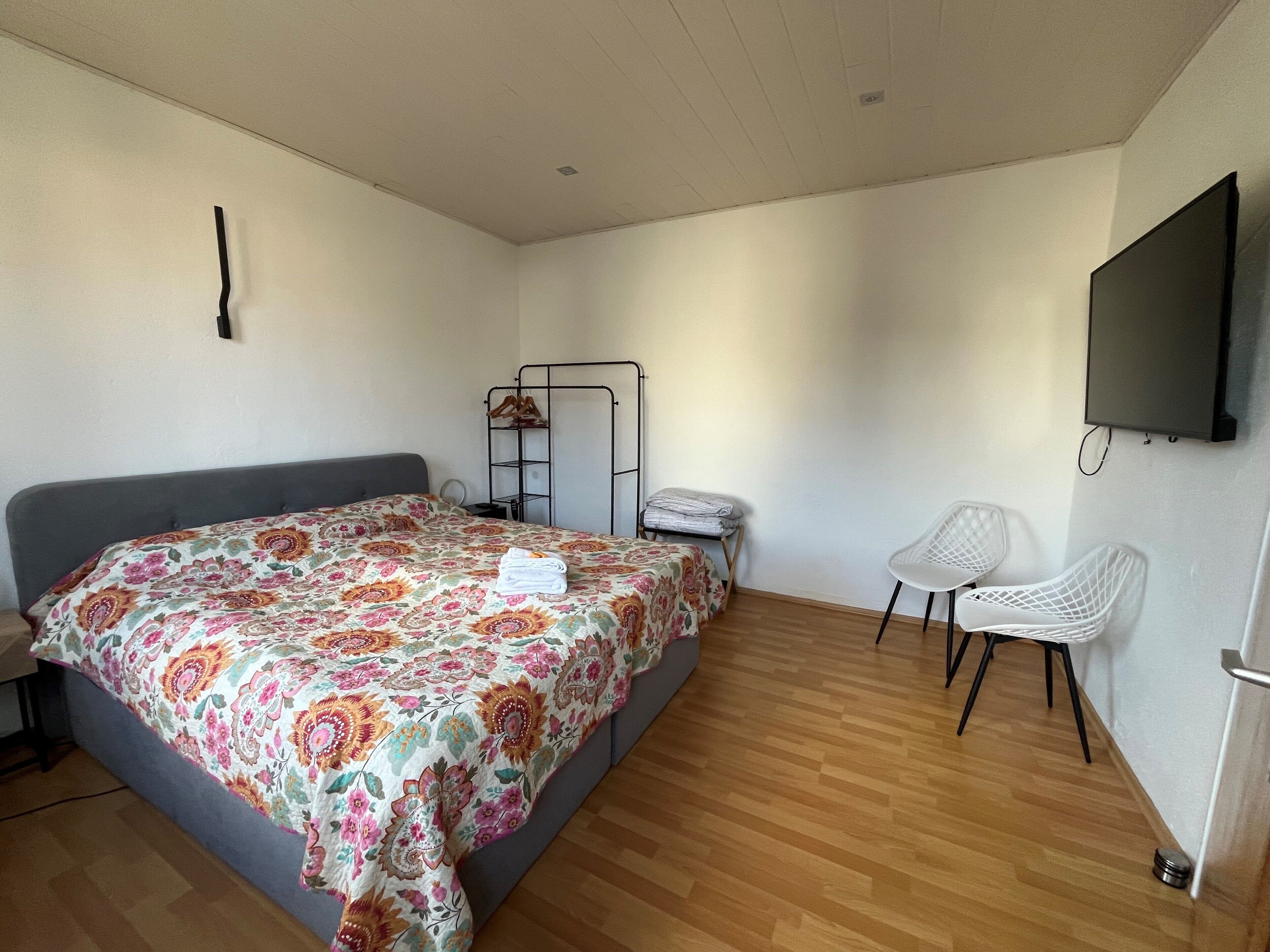 4 slaapkamers, een strijkplank/strijkijzer, internet, beddengoed
