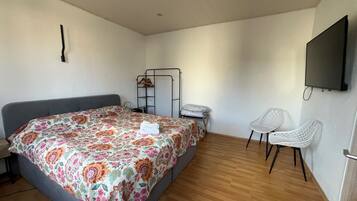 4 slaapkamers, een strijkplank/strijkijzer, internet, beddengoed