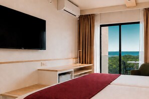Kamar Double, pemandangan laut | Minibar, brankas, meja kerja, dan tirai kedap cahaya