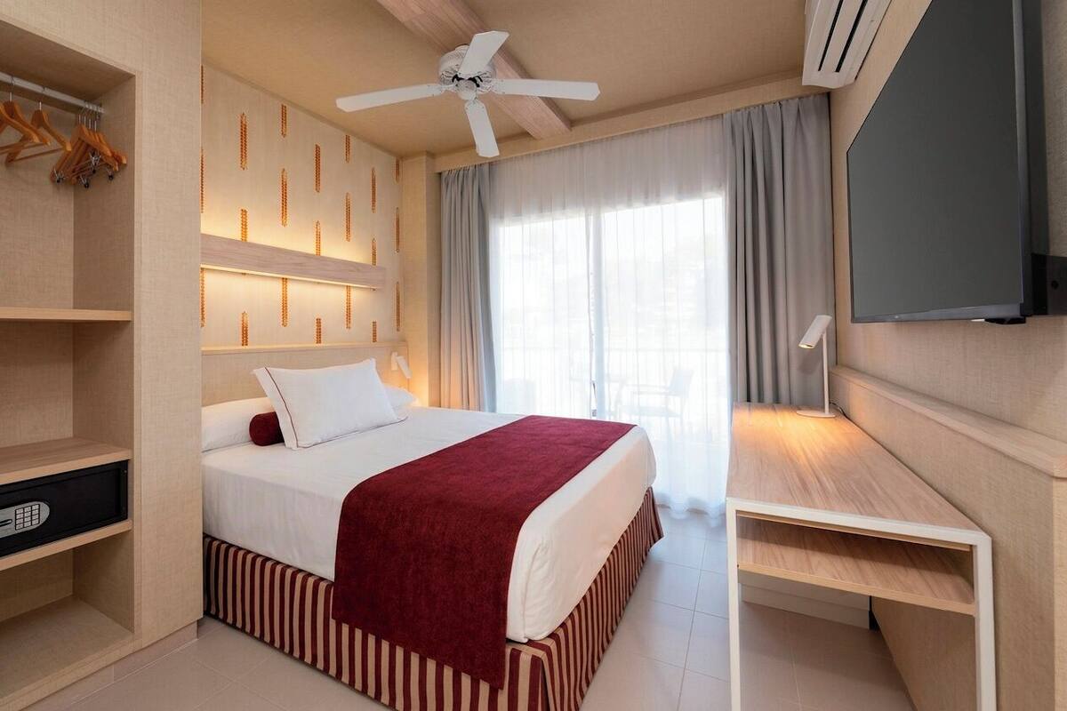 Kamar Single | Minibar, brankas, meja kerja, dan tirai kedap cahaya