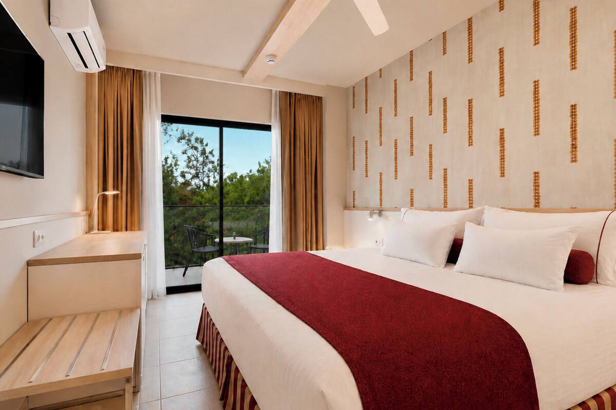 Kamar Double, pemandangan kolam renang | Minibar, brankas, meja kerja, dan tirai kedap cahaya