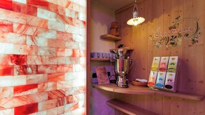 A wooden interior with a shelf displaying tea boxes and a decorative sign. - Steinbock B&B (Livigno)