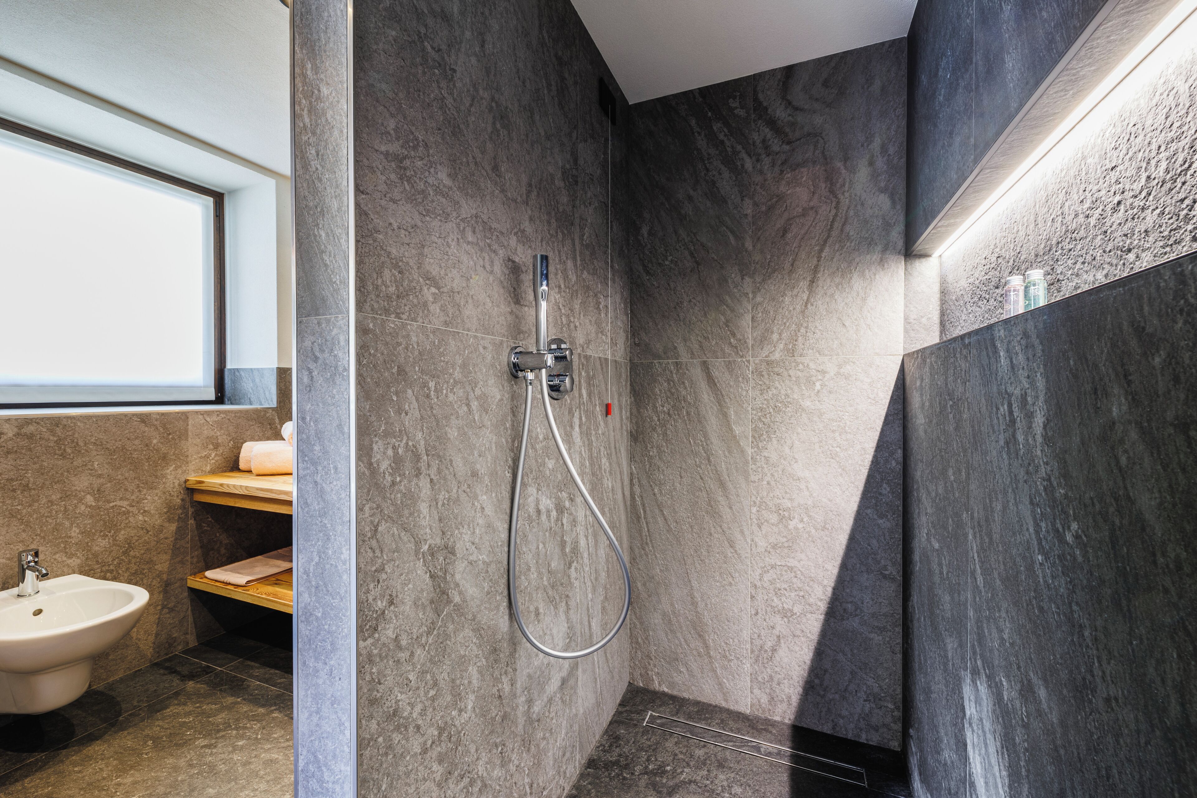 Classic-Dreibettzimmer, Balkon, Bergblick | Badezimmer | Dusche, kostenlose Toilettenartikel, Haartrockner, Handtücher