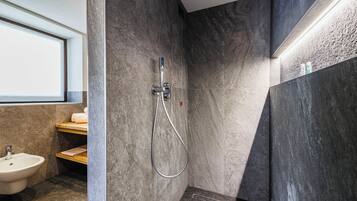 Classic-Dreibettzimmer, Balkon, Bergblick | Badezimmer | Dusche, kostenlose Toilettenartikel, Haartrockner, Handtücher