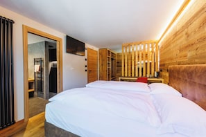 Classic Triple Room, Balcony, Mountain View | In-room safe, desk, blackout drapes, soundproofing - Steinbock B&B (Livigno)