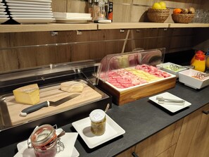 Daily buffet breakfast for a fee - Steinbock B&B (Livigno)