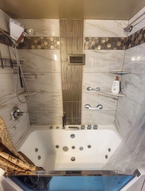 Un baño moderno con una bañera independiente, zona de ducha y un inodoro.