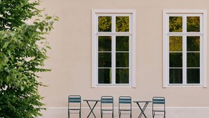 Outdoor dining - Arboris – Historisches Gutshaus mit privatem Park am Naturschutzgebiet. (Wusterhausen/Dosse)