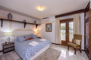 Room - 3 Bedroom Villa with Air Conditioning, Parking and Pool (Tías)