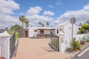 Exterior - 3 Bedroom Villa with Air Conditioning, Parking and Pool (Tías)