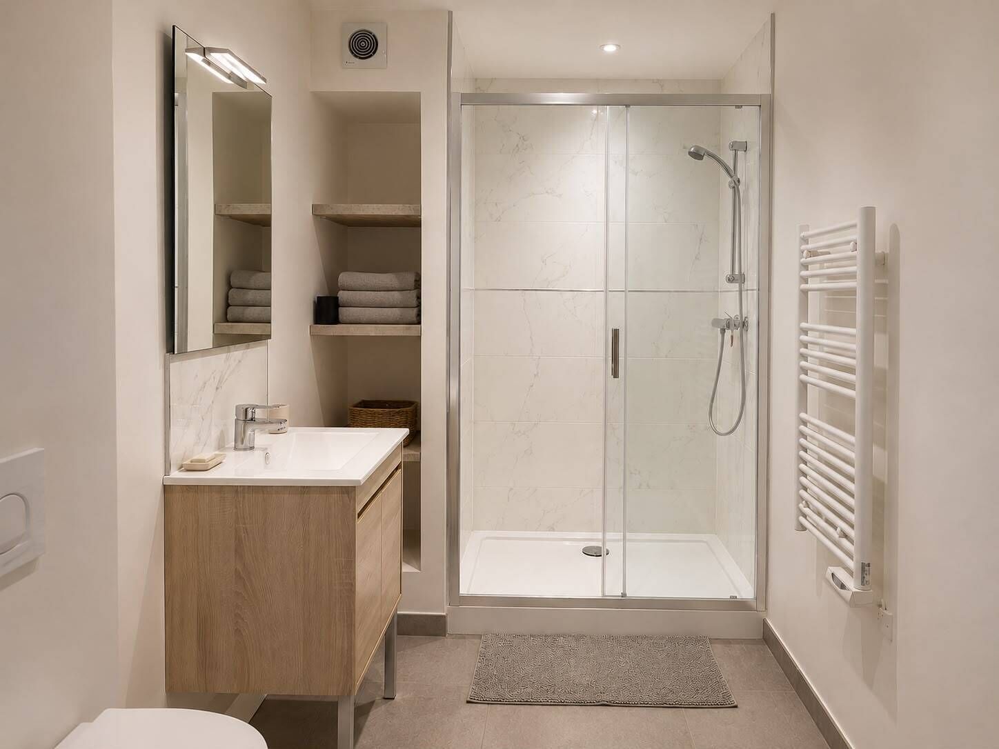 Een douche, handdoeken, toiletpapier