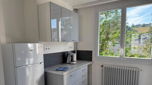 Kaffetrakter/tekoker, kjøleskap, mikrobølgeovn og ovn