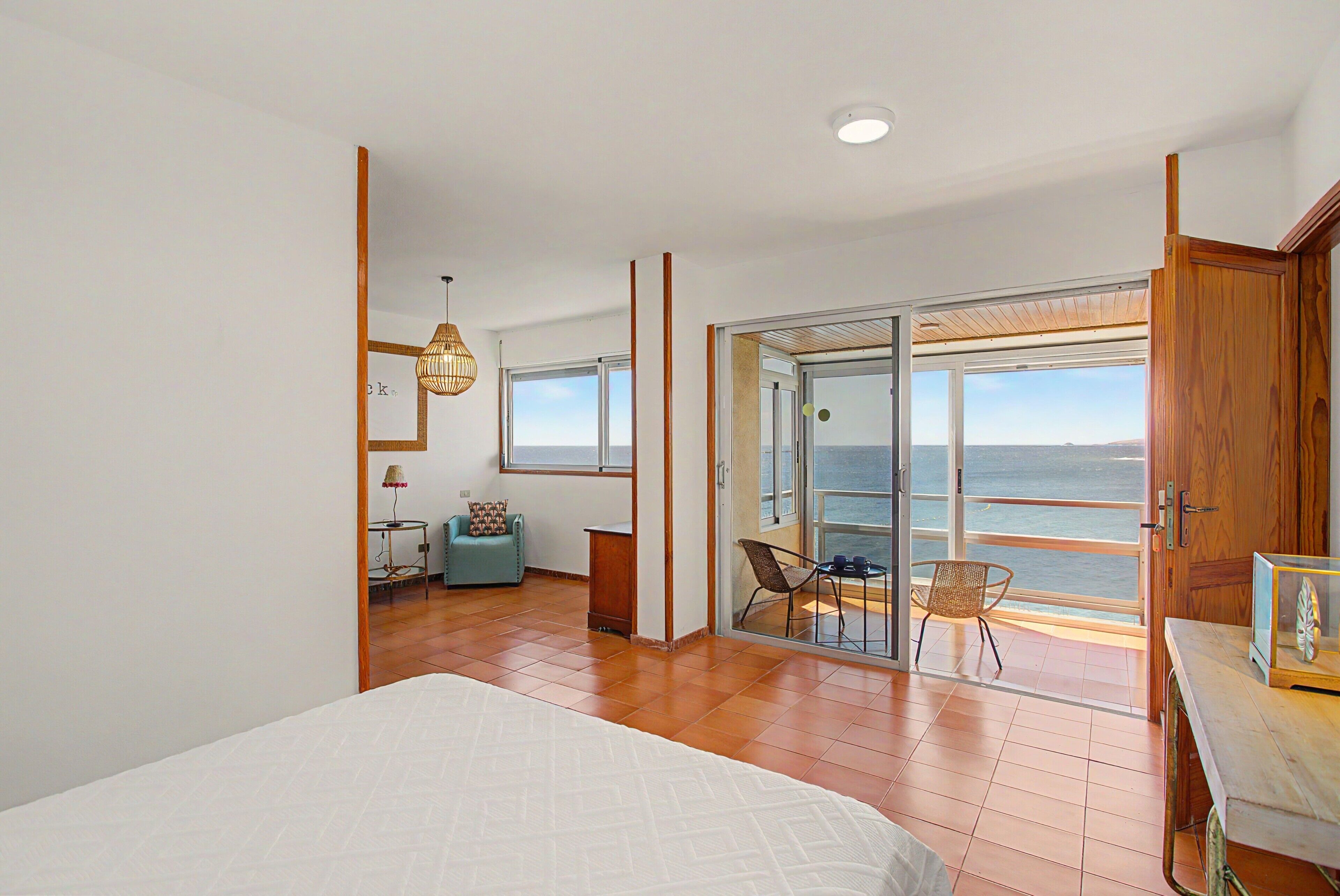 3 habitaciones, tabla de planchar con plancha, wifi y ropa de cama 