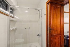 Douche, sèche-cheveux, serviettes fournies