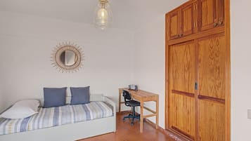 3 slaapkamers, een strijkplank/strijkijzer, wifi, beddengoed