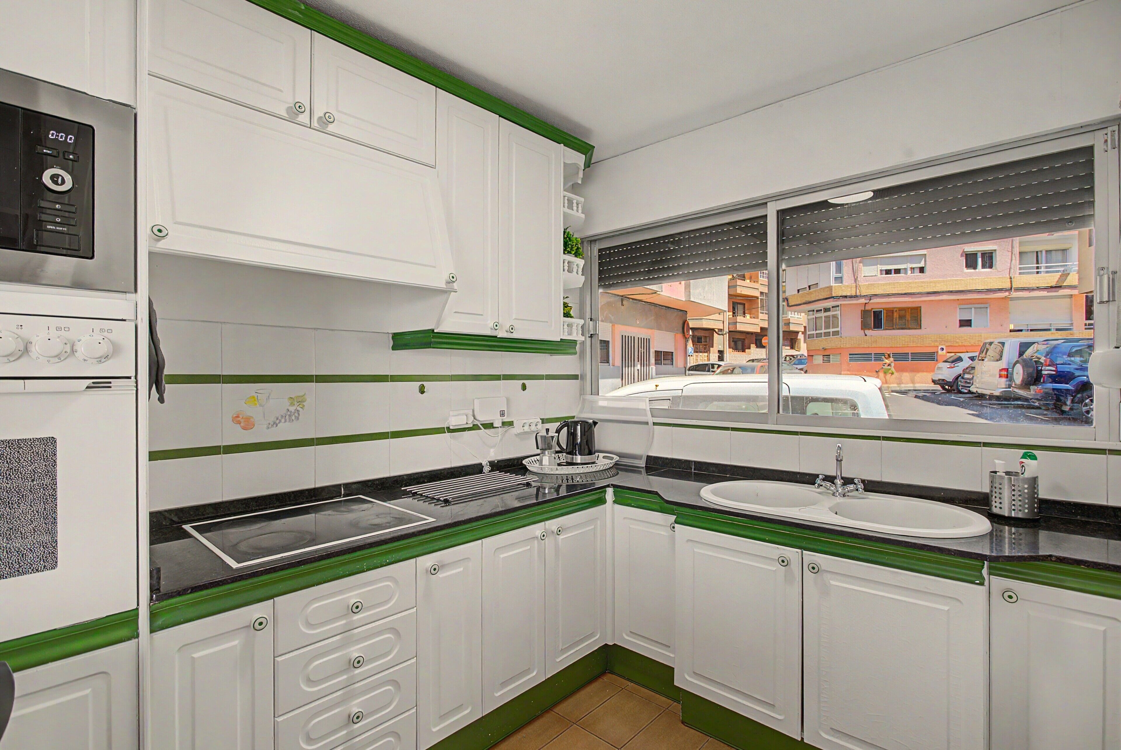 Cafetera o tetera, frigorífico, microondas y placa de cocina