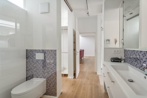 Shower, towels - Villa 'Traumhaus Am See' with Lake View, Private Terrace and Wi-Fi (Wesel)
