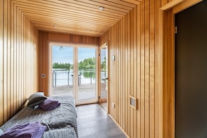 Iron/ironing board, WiFi, bed sheets - Villa 'Traumhaus Am See' with Lake View, Private Terrace and Wi-Fi (Wesel)