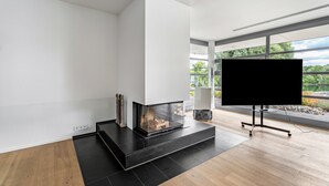 Unclassified image, 5 of 45, button - Villa 'Traumhaus Am See' with Lake View, Private Terrace and Wi-Fi (Wesel)