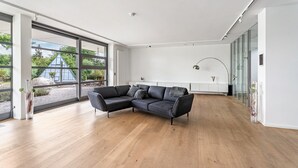 Unclassified image, 2 of 45, button - Villa 'Traumhaus Am See' with Lake View, Private Terrace and Wi-Fi (Wesel)