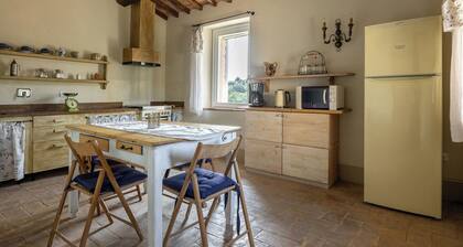 Stunning villa for 4 guests with WIFI, TV, patio, pets allowed and panoramic view, close to Spo...
