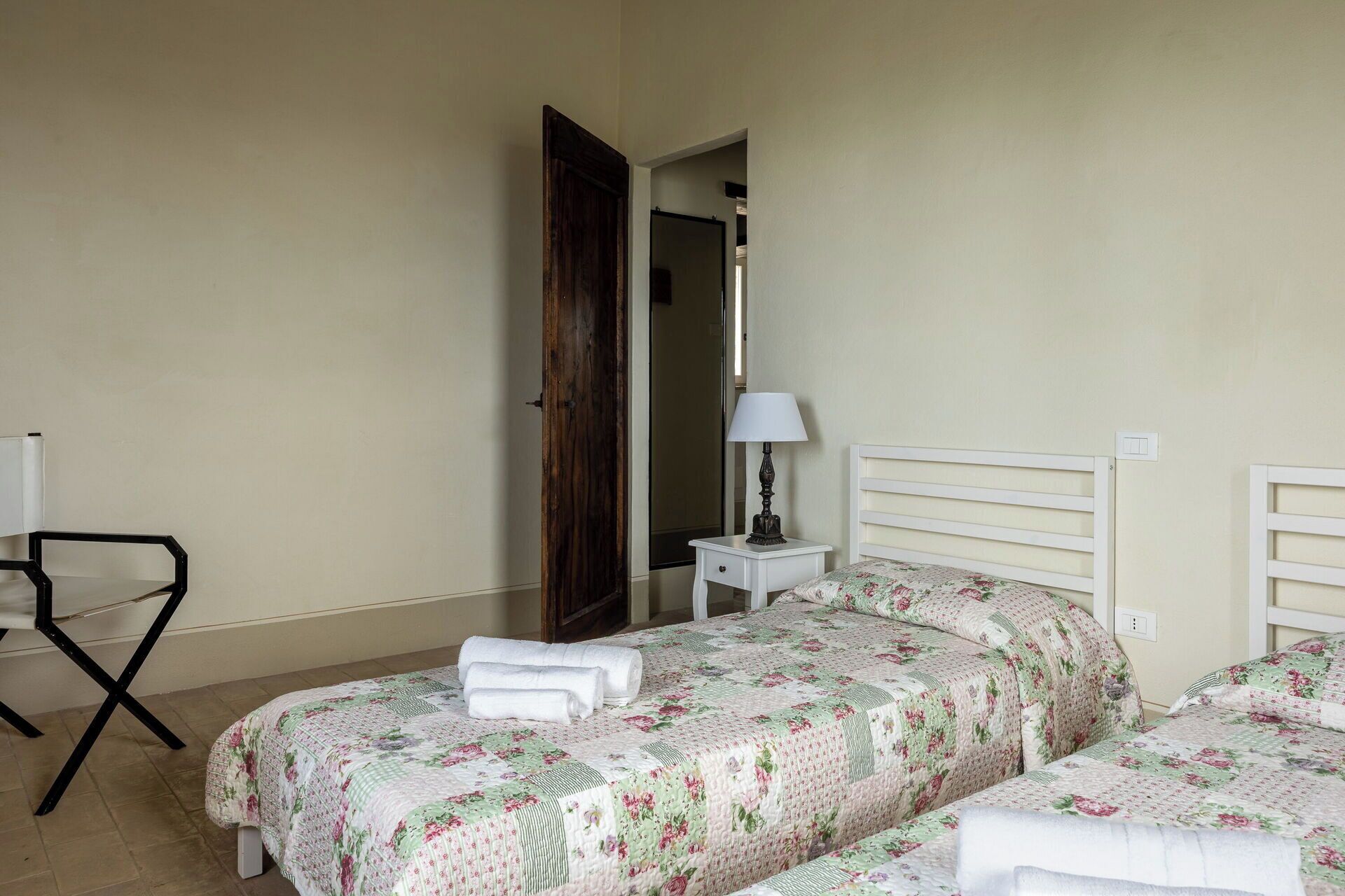 2 habitaciones, tabla de planchar con plancha y wifi gratis 