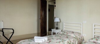 Stunning villa for 4 guests with WIFI, TV, patio, pets allowed and panoramic view, close to Spo...