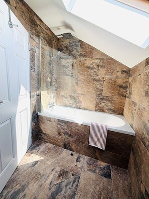 Bathroom - Lavender Cottage - Sleeps 12+ Hot Tub, Games Room, Pet Friendly (Burstwick)