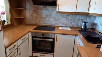 Cafetera y tetera, refrigerador, microondas y horno