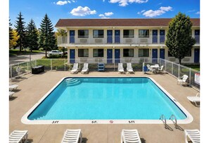 Outdoor pool - Studio 6 Suites – Yreka, Ca (Yreka)
