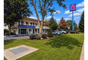 Front of property - Studio 6 Suites – Yreka, Ca (Yreka)
