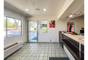 Lobby - Studio 6 Suites – Yreka, Ca (Yreka)