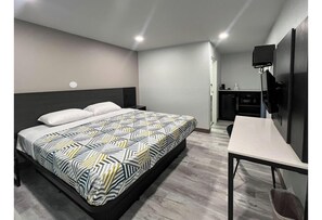 Deluxe Room, 1 King Bed, Non Smoking, Refrigerator (Mircowave) | Free WiFi, bed sheets - Studio 6 Suites – Yreka, Ca (Yreka)