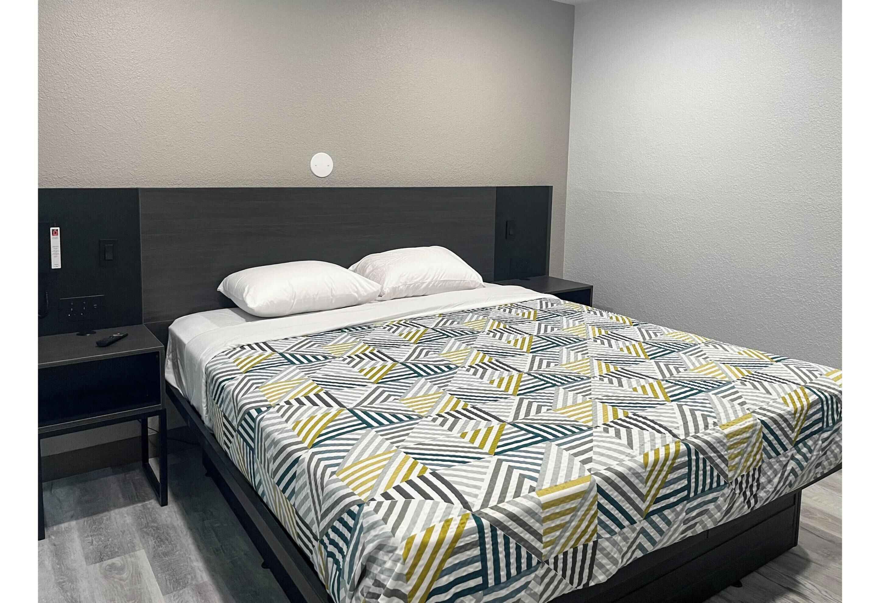 Deluxe Room, 1 King Bed, Non Smoking, Refrigerator (Mircowave) | Free WiFi, bed sheets