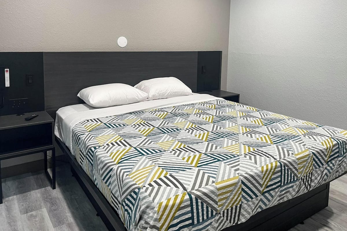 Deluxe Room, 1 King Bed, Non Smoking, Refrigerator (Mircowave) | WiFi (free), bed sheets
