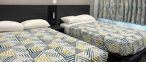 Deluxe-Zimmer, 2 Doppelbetten, Nichtraucher, Kühlschrank (Mircowave) | Kostenloses WLAN, Bettwäsche