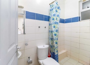 Studio phong cách cổ điển | Phòng tắm | Đồ dùng nhà tắm miễn phí, dép đi trong nhà, khăn tắm, xà phòng 