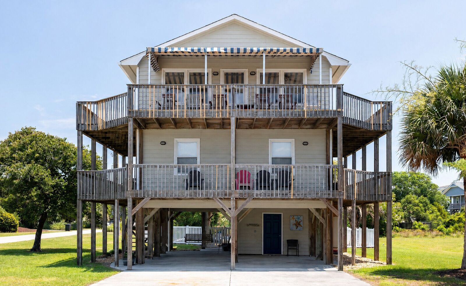 Un bâtiment à deux étages, doté d’un balcon au rez-de-chaussée et d’une véranda couverte à l’étage supérieur.