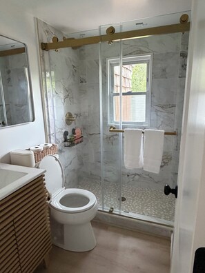 Een douche, een haardroger, handdoeken, zeep