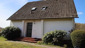 A single-story house with a tiled roof, a small window, and a door. - Charming vacation home in a stunning location right in the heart of Wingst (Wingst)