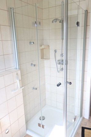 Dusche, Haartrockner, Seife, Toilettenpapier