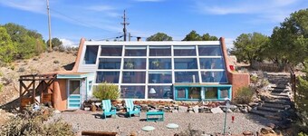 The Artsy Earthship - Incredible Taos Mountain View!