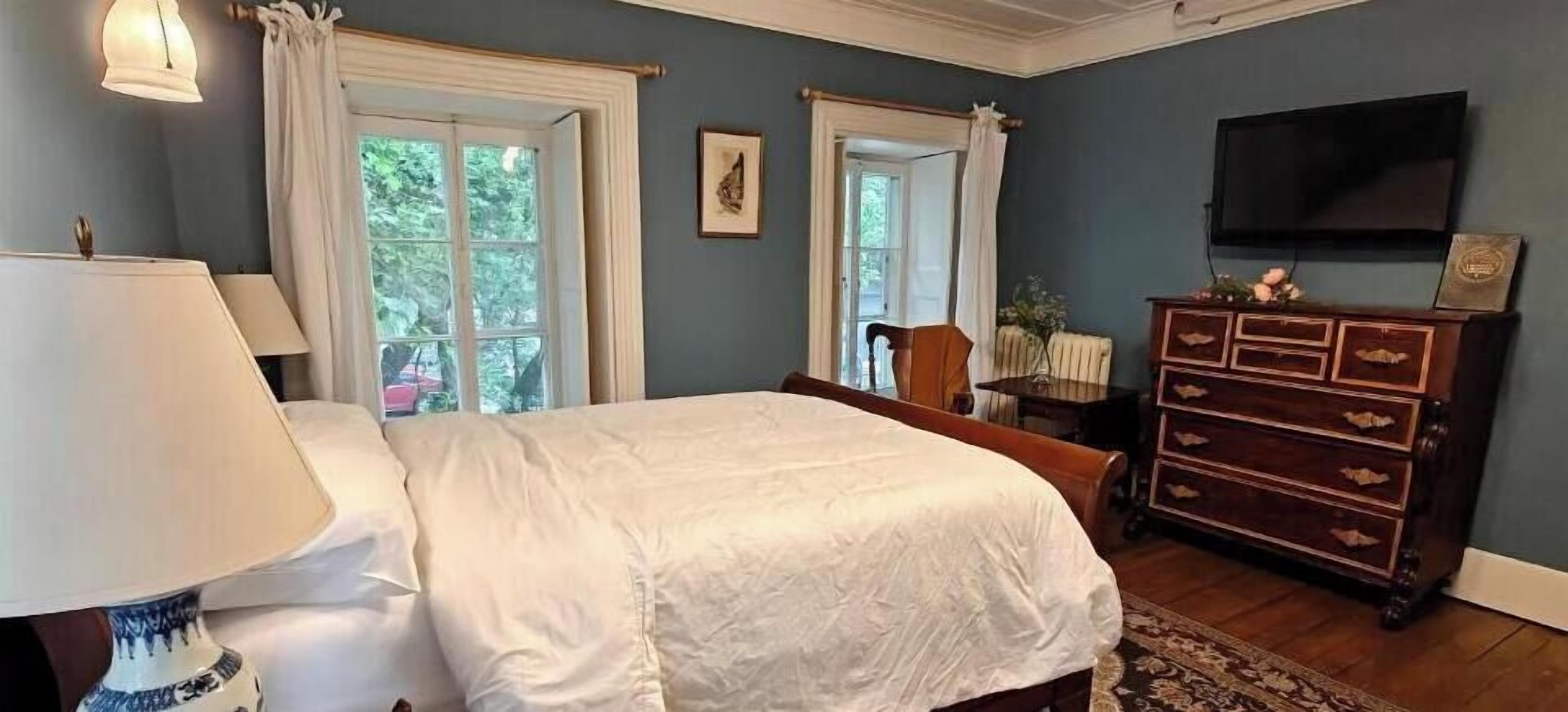 Blackout drapes, WiFi (free)