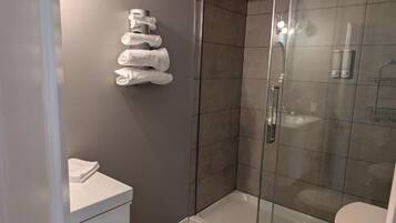 Deluxe Room, City View | Bathroom