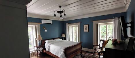 Classic Room | Blackout drapes, WiFi (free)