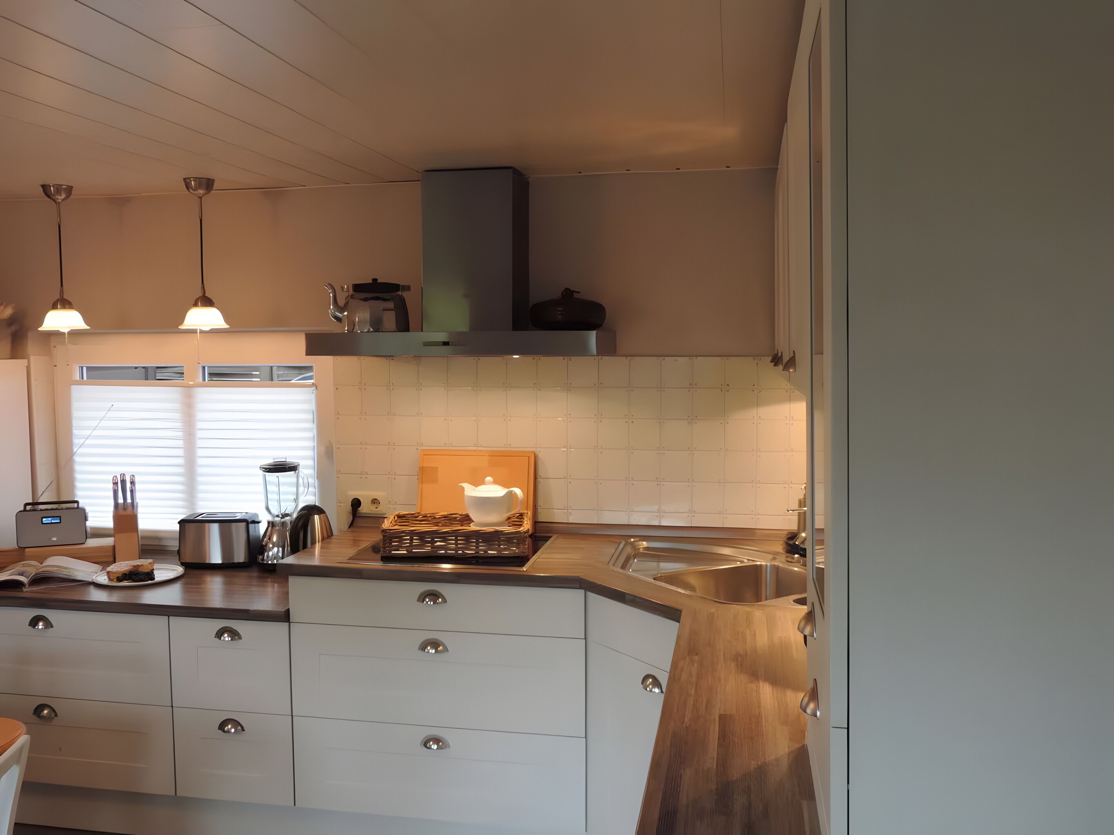 Wasserkocher mit Kaffee-/Teezubehör, Kühlschrank, Ofen, Herdplatte