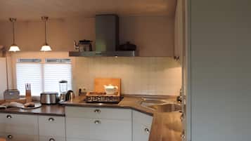 Wasserkocher mit Kaffee-/Teezubehör, Kühlschrank, Ofen, Herdplatte
