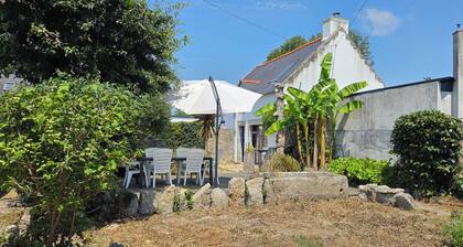 This charming farmhouse with a garden in Kerdalé—just 400 meters from the beach—is sure to captivate you