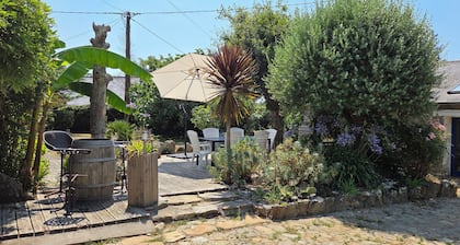This charming farmhouse with a garden in Kerdalé—just 400 meters from the beach—is sure to captivate you