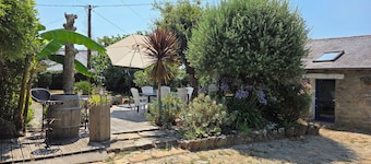 This charming farmhouse with a garden in Kerdalé—just 400 meters from the beach—is sure to captivate you